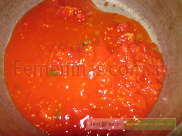 Abrir la lata de tomate perita para incorporarlo a la preparacion